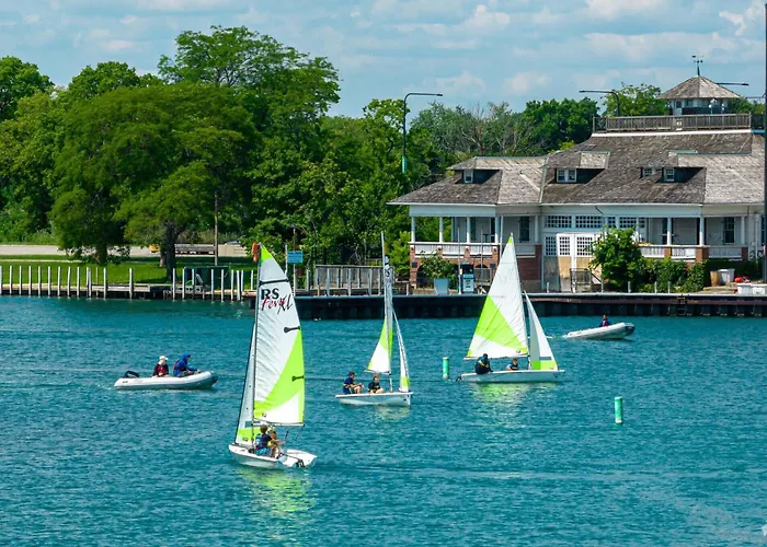 The Chic Urban Oasis Near The Lake!